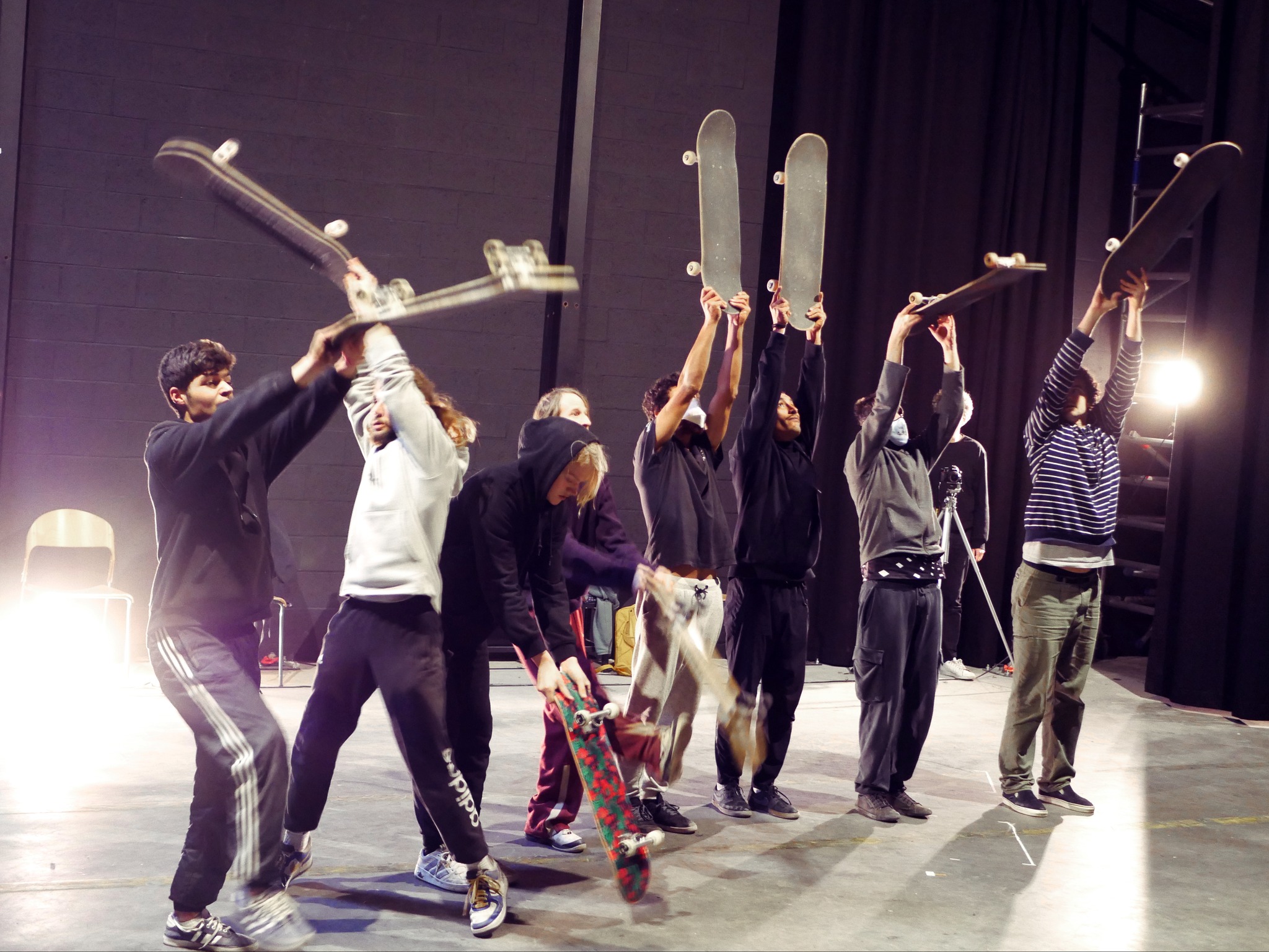 impro-de-groupe-skate-compagnie-mondenscene-labo-up-circus-and-performing-arts.jpg