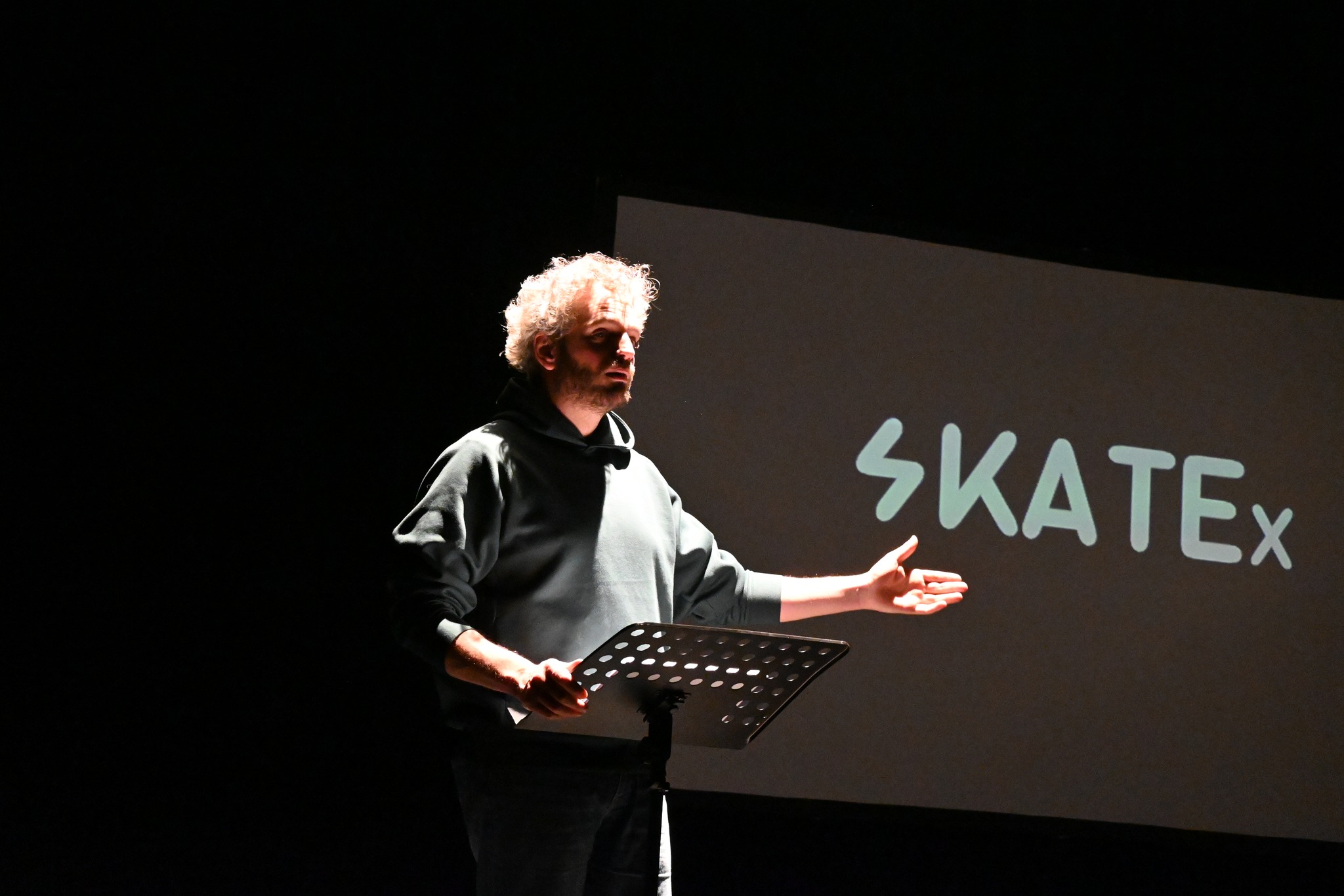 SKATEx résidence Pianofabriek 2024 - Conférence théatralisée sur le skateboard en scène - Artiste Charly Magonza